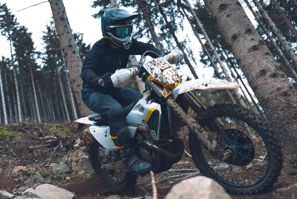 TE/FE 250 2022 Husqvarna オフロード　純正ホイール バイク開梱作業】Husqvarna FE250 2023MY 湧き上がるトルクと